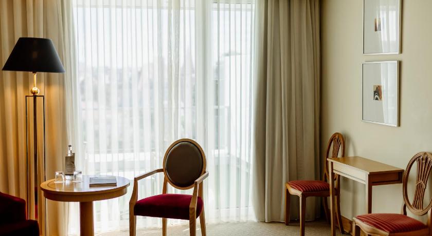 รูปของห้องสุพีเรียร์เตียงใหญ่หรือเตียงแฝด (Superior Double or Twin Room) 10
