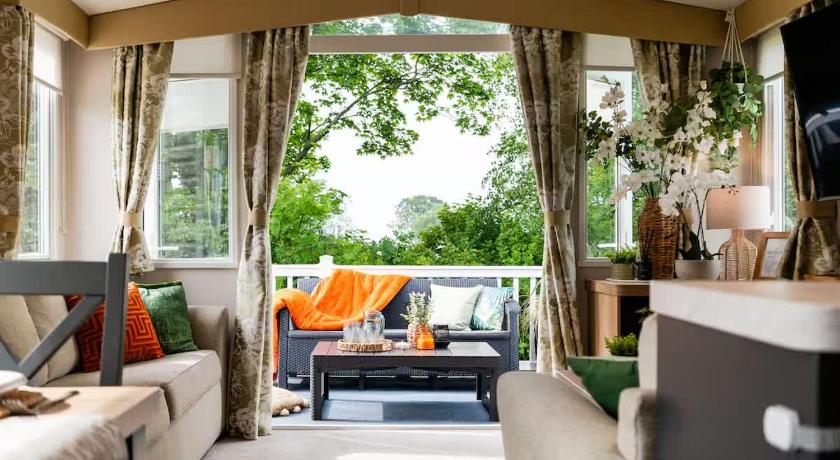 Luxury Beachside Stay Near Edinburgh with FREE Parking & Wi-Fi