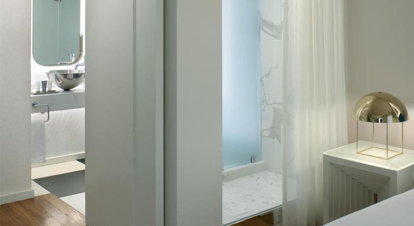 Image of King Deluxe Studio Suite 6