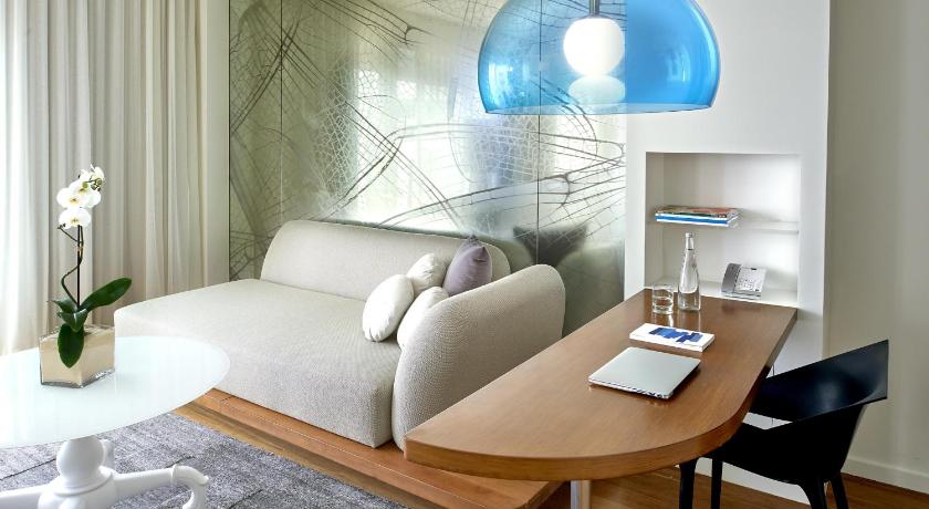 Image of King Deluxe Studio Suite 4