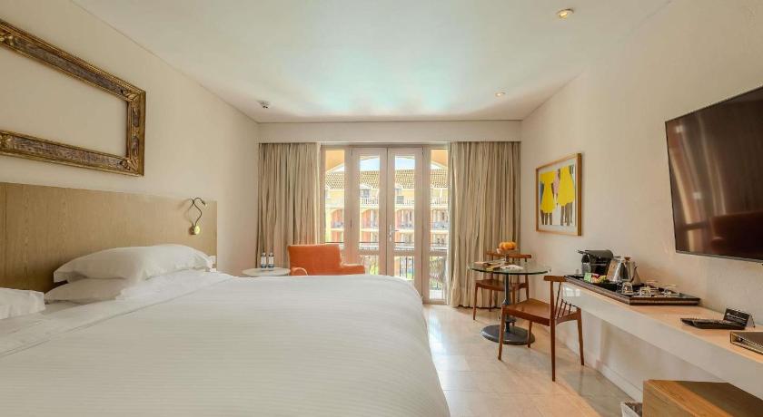 รูปของSuperior King Room with Balcony and Pool View 7