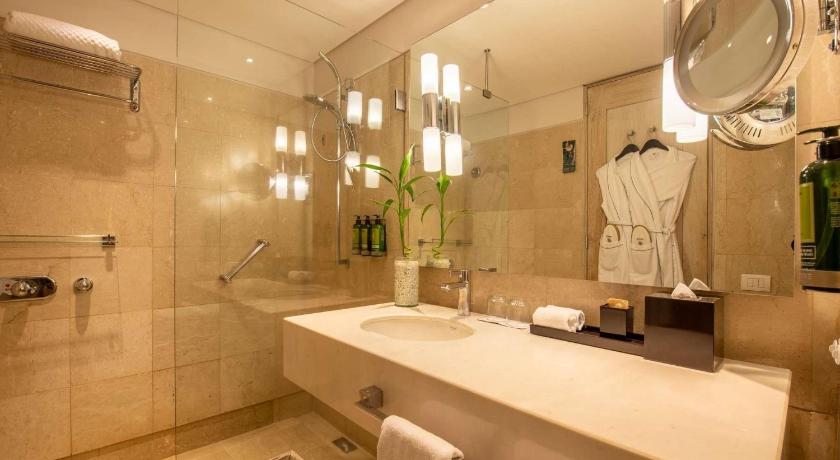 รูปของSuperior King Room with Balcony and Pool View 2