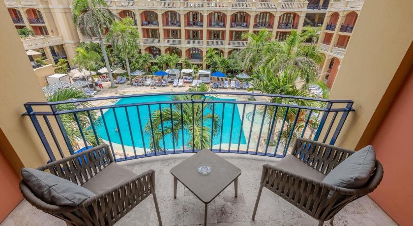 รูปของSuperior King Room with Balcony and Pool View 5