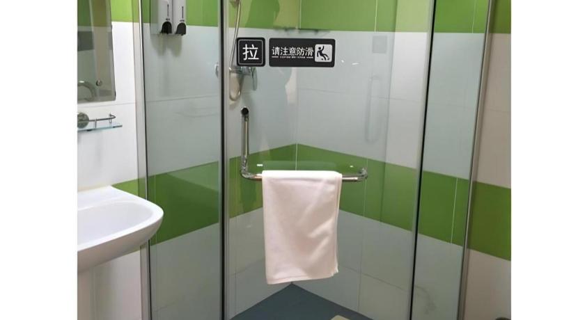 7 Days Inn Urumqi Guangming Road Beimen Metro Station – Ürümqi, WY