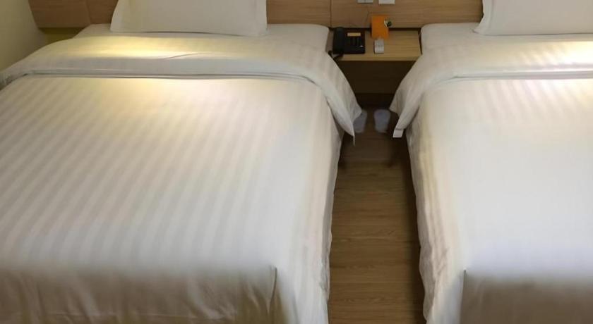 7 Days Inn Urumqi Guangming Road Beimen Metro Station – Ürümqi, WY