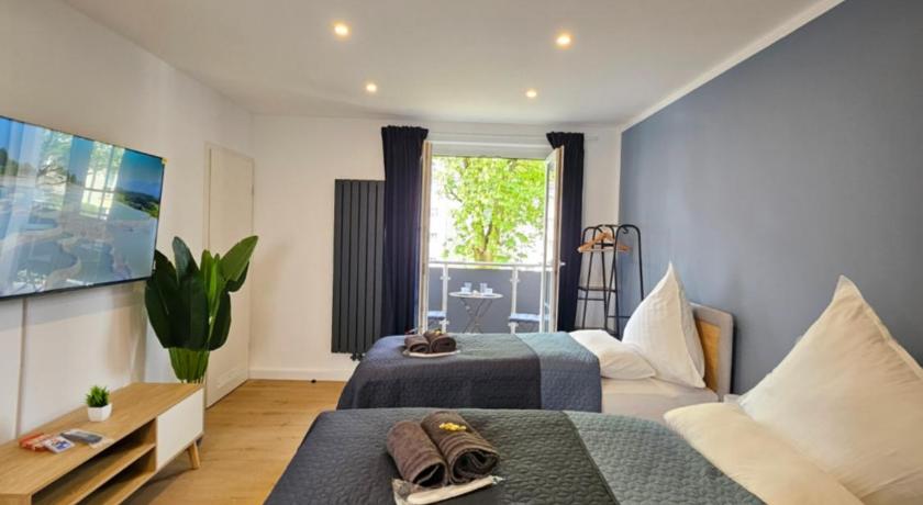Modern Homes - Voll ausgestatte Wohnung - Balkon - Hotelbetten - 4K TV - WLAN
