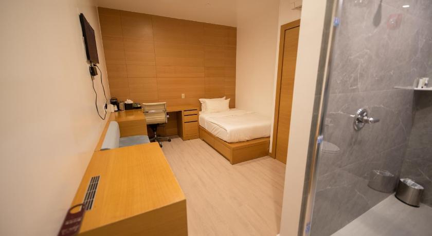 Image of Compact Room 0