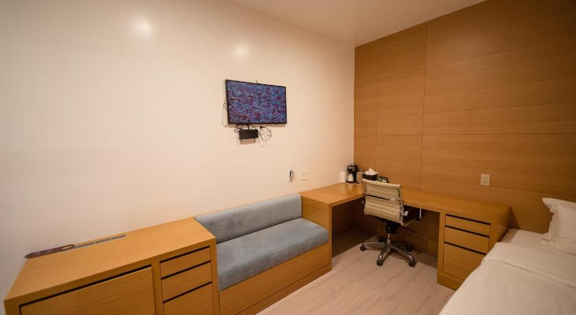 Image of Compact Room 6