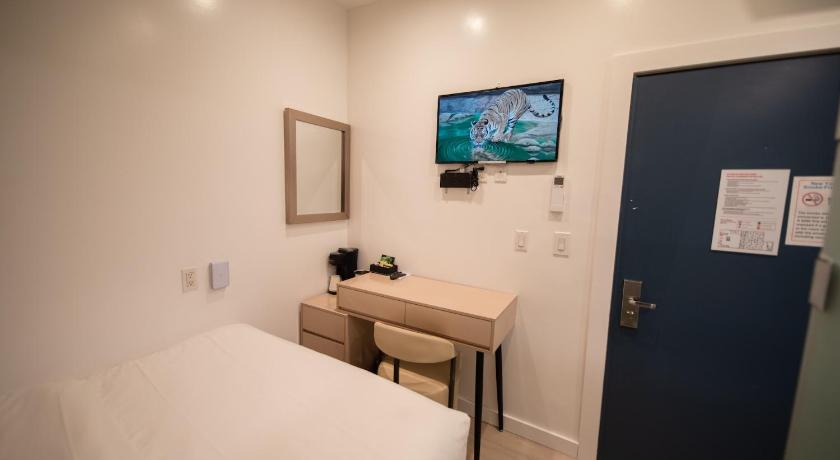 Image of Compact Room 7