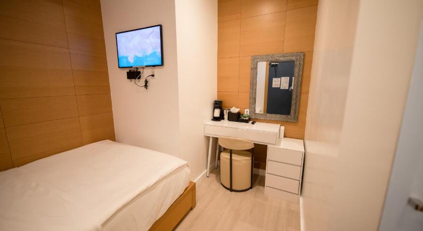 Image of Compact Room 4
