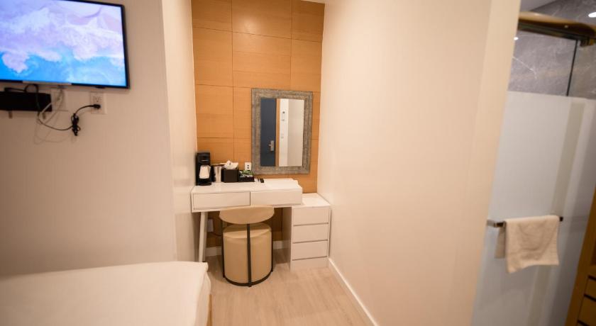 Image of Compact Room 8