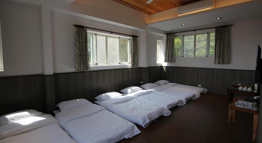 Image of Family Room with Garden View 3