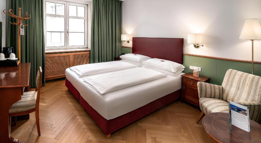 รูปของห้องมาตรฐานเตียงใหญ่หรือเตียงแฝด (Standard Double or Twin Room) 0