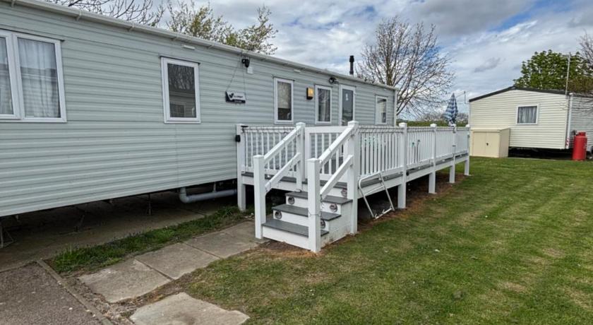 Spacious Family Caravan Clacton-on-Sea Sleeps 8 Near Beach & Pool