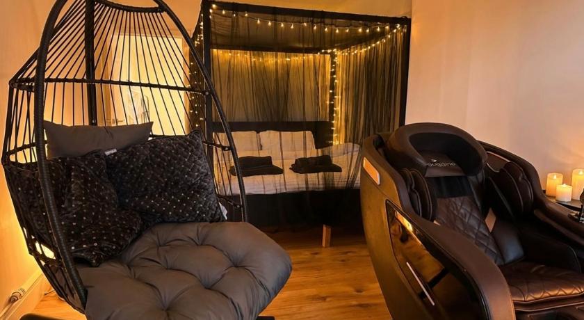 Luxury Luton airport 10 Mins retreat 4 Poster Kingsize bed ,Massage Chair ,Jacuzzi Bath,Large Balcon