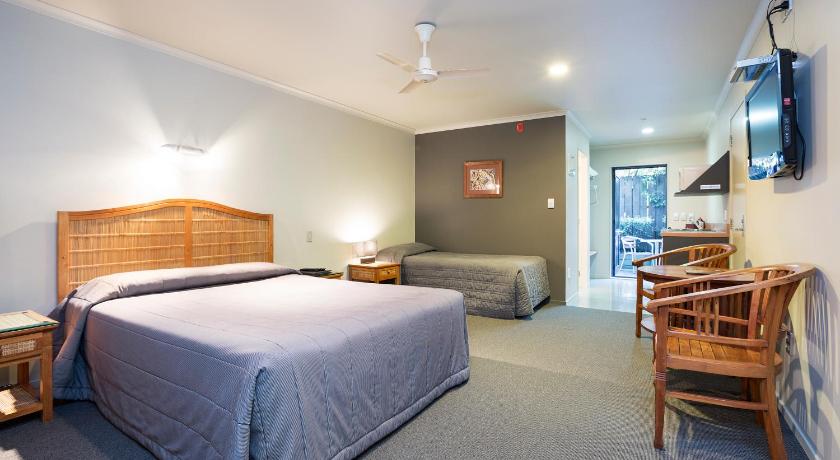 Beach House Motel photo