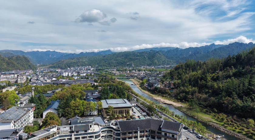 張家界 铂曼时尚酒店Boman Fashion Hotel 300 Meters From National Forest Park East Gate ゲストハウス 外観