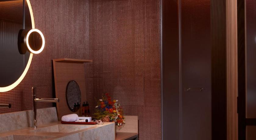 Image of STUDIO PANORAMA VIEW, 1 King, Corner Junior Suite, River Seine and Eiffel Tower view 15