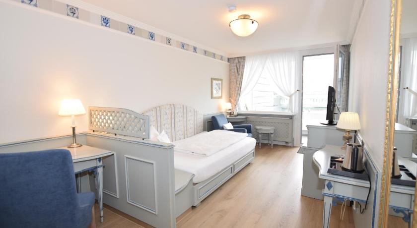 Image of Large Single Room with Balcony and Sea View 4