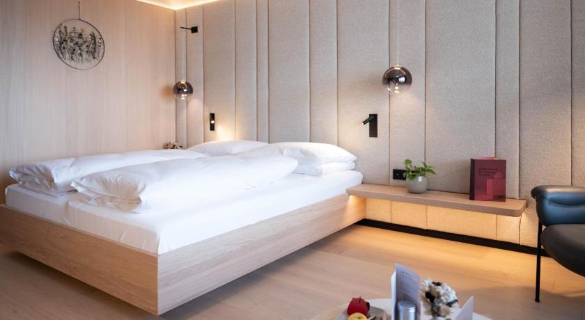 Image of Deluxe Double Room with Balcony 3