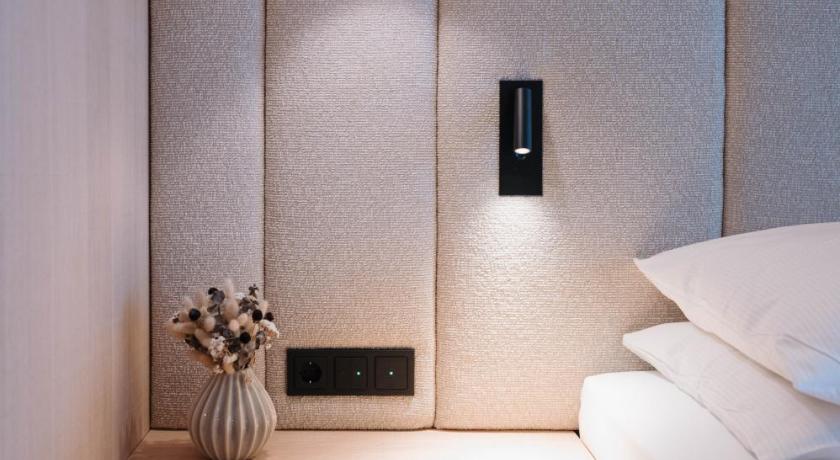 Image of Deluxe Double Room with Balcony 2