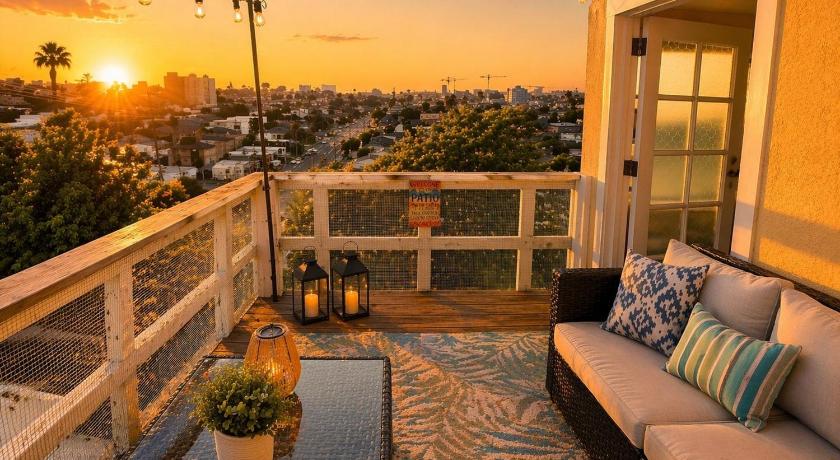 CasaViva Sky - 3BR 1BA Sleeps 10 - Rooftop City Views, Firepit & Bunk Room - Near Zoo & Beaches