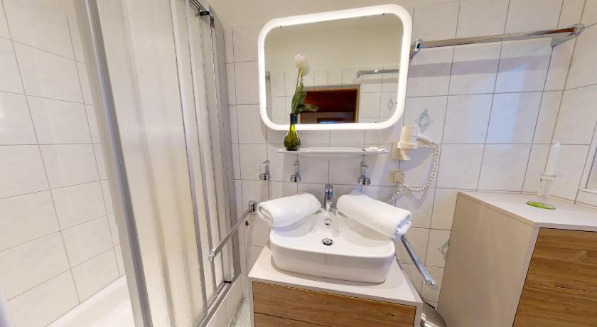 Image of One-Bedroom Apartment with Balcony and Lake View 2
