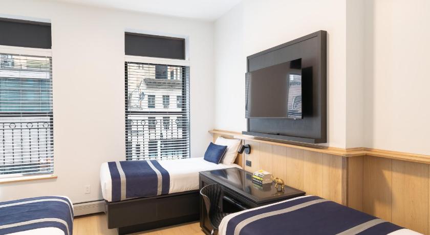 Zdjęcie: Pokój Czteroosobowy ze wspólną łazienką (Quadruple Room with Shared Bathroom) 0