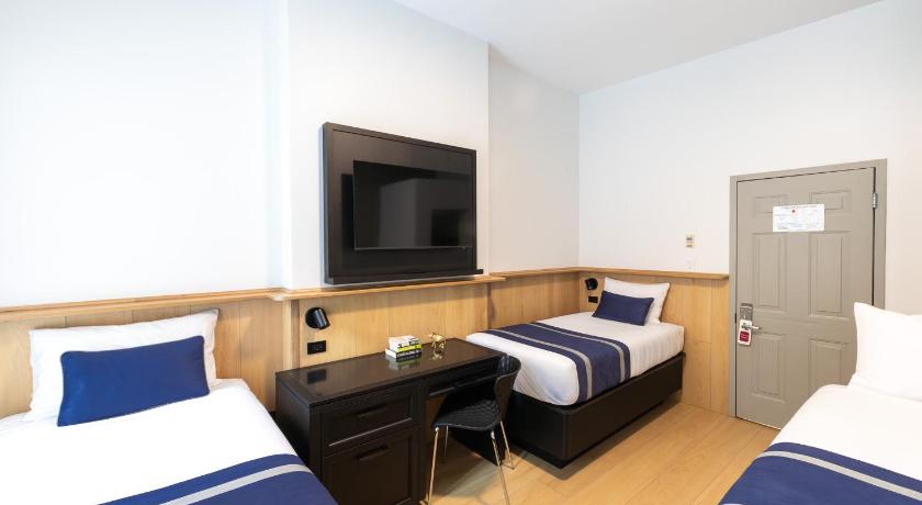 Zdjęcie: Pokój Czteroosobowy ze wspólną łazienką (Quadruple Room with Shared Bathroom) 1