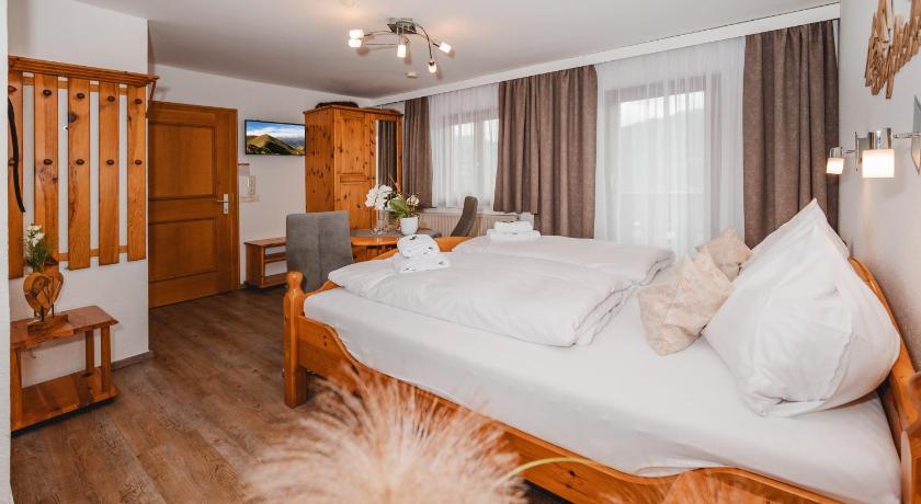 Image of Studio with Balcony and Lake View - 72 ft² 0