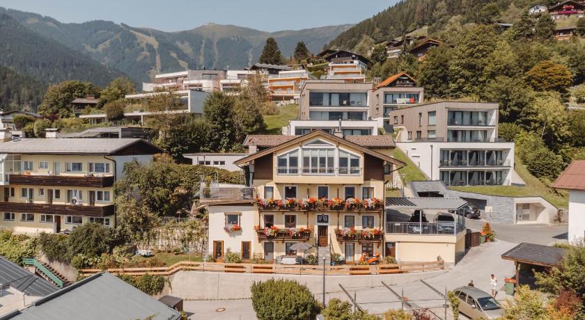 Image of Studio with Balcony and Lake View - 72 ft² 6