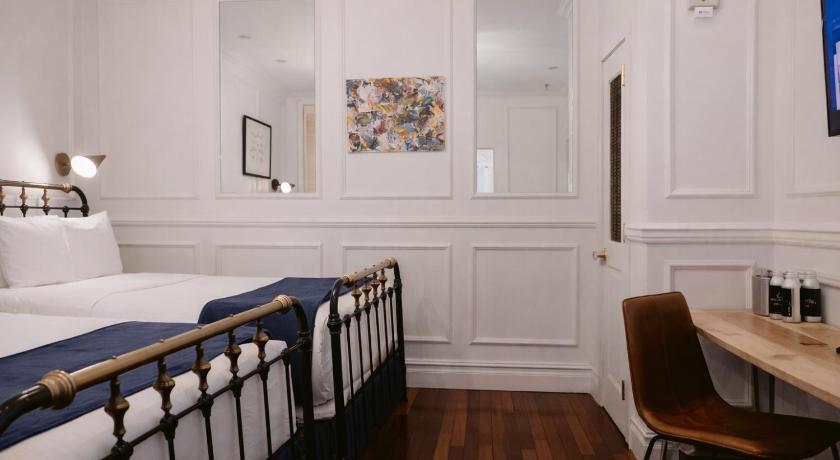 Image of Deluxe Two Queen Beds 9