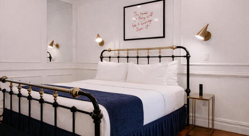 Image of Deluxe King Bed 6