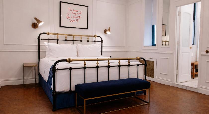 Image of Deluxe King Bed 4
