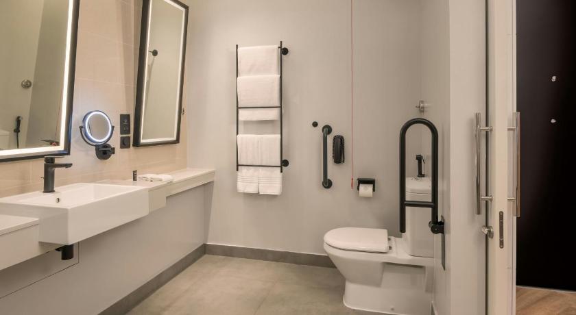 Image of Deluxe Room, Guest room, 1 King, City view 14