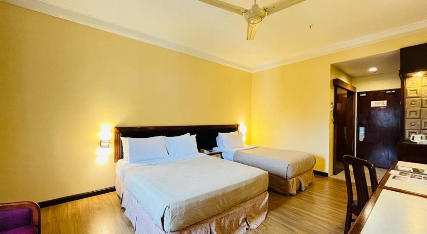 Image of Superior Triple Room with Queen Bed 3