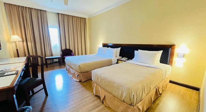 Image of Superior Triple Room with Queen Bed 0