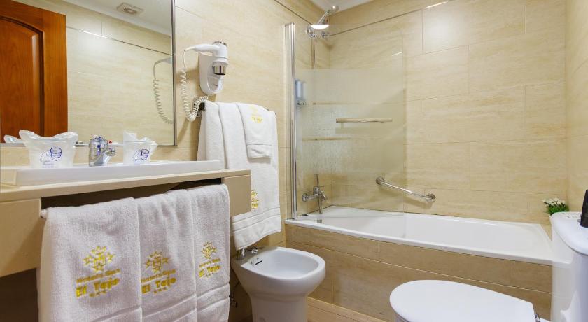 Szoba kétszemélyes ággyal és pótággyal (3 felnőtt részére) (Double Room with Extra Bed (3 Adults)) fotója 4