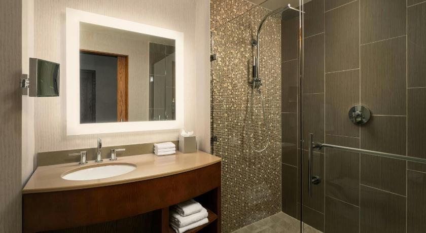 Image of Traditional King Room with Adapted Tub - Mobility and Hearing Accessible 2