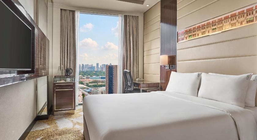 Image of 1 Queen Standard City View 1