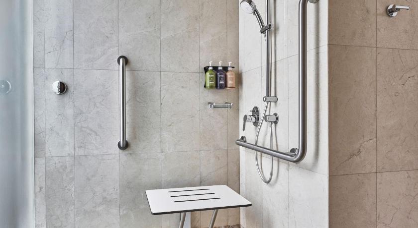Image of 1 Queen Standard Accessible 4