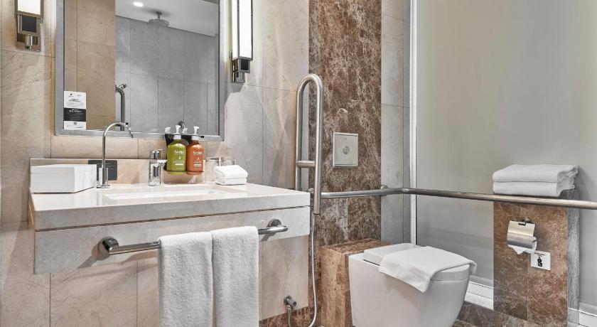 Image of 1 Queen Standard Accessible 2