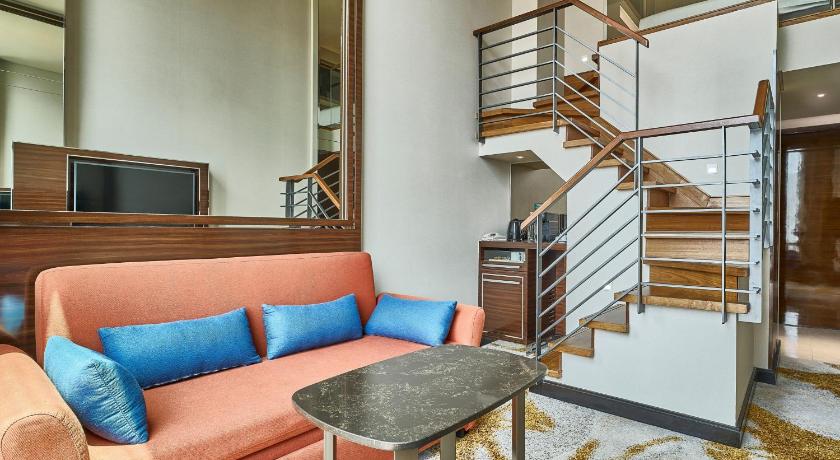 Image of 1 Queen Premium Loft 1