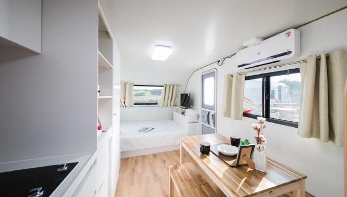 Image of Caravan 2