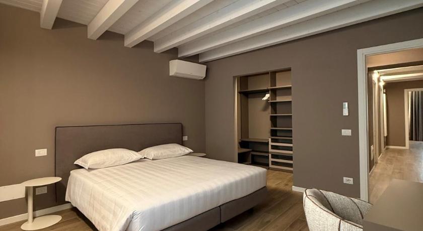 Фото: Three-Bedroom Deluxe Apartment - Separate Building 3