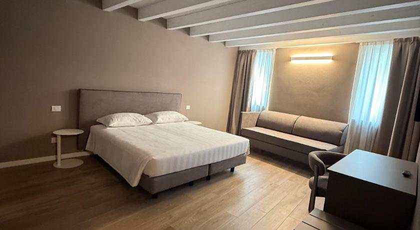 Фото: Three-Bedroom Deluxe Apartment - Separate Building 5