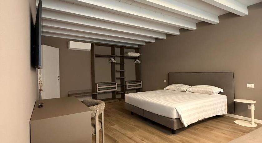 Фото: Three-Bedroom Deluxe Apartment - Separate Building 6