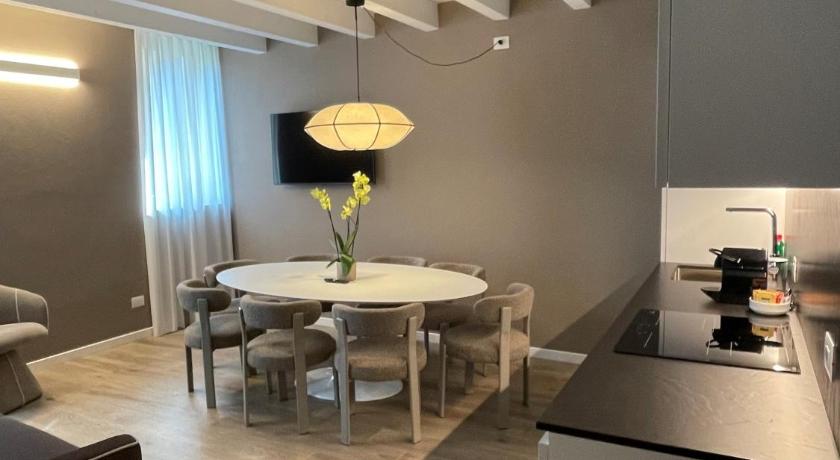 Фото: Three-Bedroom Deluxe Apartment - Separate Building 7