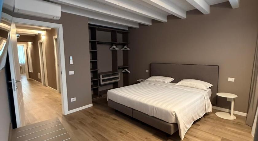Фото: Three-Bedroom Deluxe Apartment - Separate Building 4