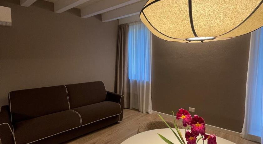 Фото: One-Bedroom Deluxe Apartment- Separate Building 1